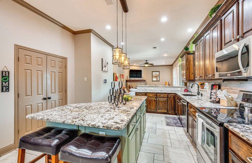 Rowlett House | Centrally Located Rowlett Home w/Outdoor Kitchen!
