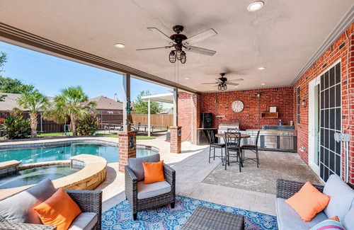 Rowlett House | Centrally Located Rowlett Home w/Outdoor Kitchen!