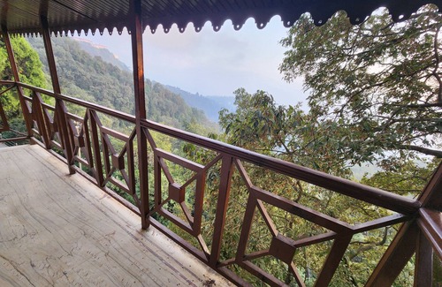 The Mall Road Villa | Centrally-located Rustic Villa in the woods. (900 meters from Mall road)