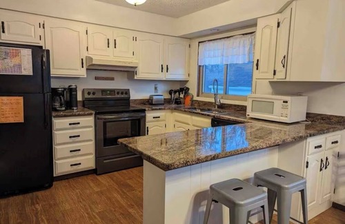Sioux Falls House | Centrally located, sleeps 10, security system, close to colleges and hospitals