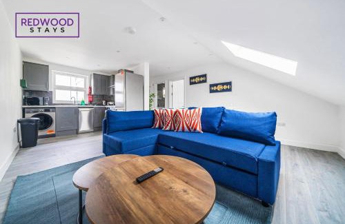 Rushmoor District Apartment | CENTRALLY LOCATED SERVICED APARTMENTS IN ALDERSHOT TOWN CENTRE, FREE WiFi, ITS PERFECT FOR BUSINESS STAYS, FAMILIES, RELOCATIONS, EXTENDED STAYS, AND EMERGENCY ACCOMMODATION by REDWOOD STAYS
