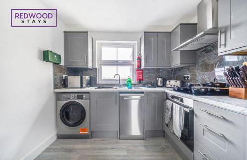 Rushmoor District Apartment | CENTRALLY LOCATED SERVICED APARTMENTS IN ALDERSHOT TOWN CENTRE, FREE WiFi, ITS PERFECT FOR BUSINESS STAYS, FAMILIES, RELOCATIONS, EXTENDED STAYS, AND EMERGENCY ACCOMMODATION by REDWOOD STAYS