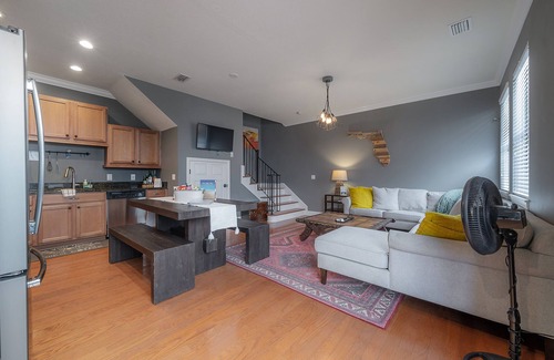 Hyde Park House | Centrally Located SOHO Retreat Walkable to UT & Dining