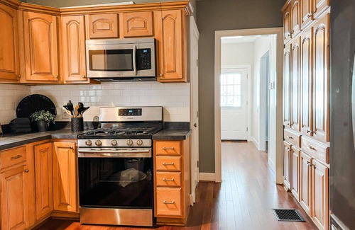 Rochester House | Centrally located Spacious & Comfortable 2 Master Bedroom Home For large Groups
