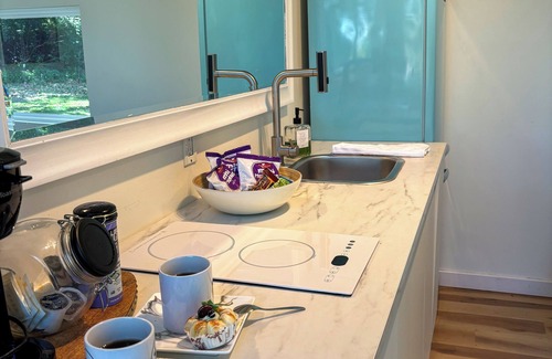 Fairview Heights Cottage | Centrally located St. Louis and Arch view. Complimentary water,wine & breakfast