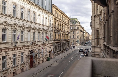 Terezvaros Apartment | Centrally located, stylish apartment for group of friends or families