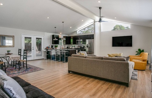 Shearer Hills - Ridgeview House | Centrally located, updated 3 bedroom 2 bath