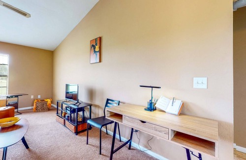 Eisenhower House | Centrally Located, Screened-In Lanai, Dog Friendly