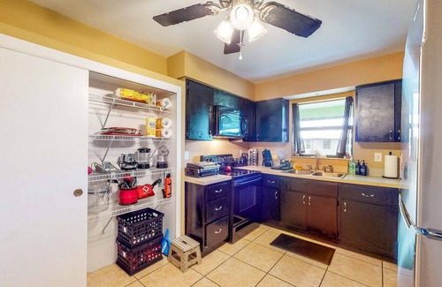 Eisenhower House | Centrally Located, Screened-In Lanai, Dog Friendly