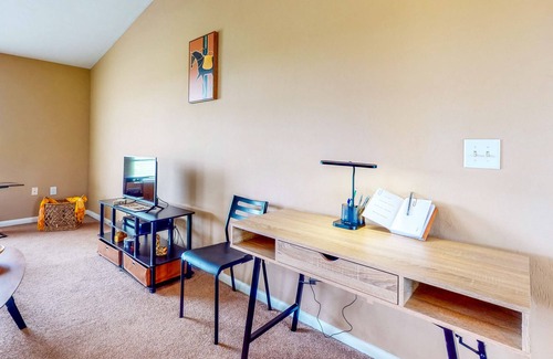 Eisenhower House | Centrally Located, Screened-In Lanai, Dog Friendly