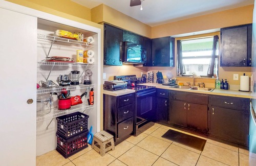 Eisenhower House | Centrally Located, Screened-In Lanai, Dog Friendly