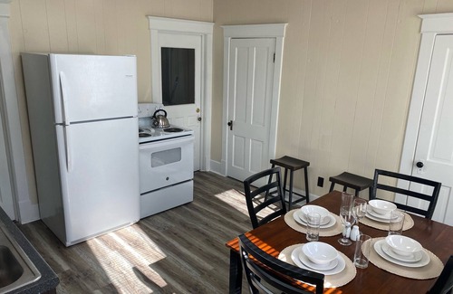 Mount Vernon House | Centrally located and close to I-64, I-57, Hwy. 15, and Hwy. 148