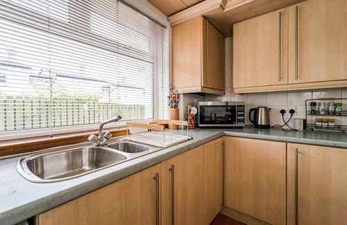 Cumbernauld Cottage | Centrally Situated 1 Bedroom House in Cumbernauld