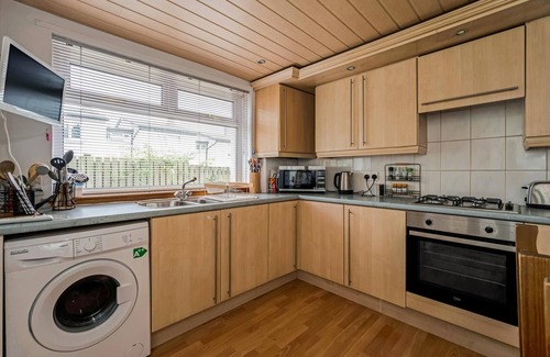 Cumbernauld Cottage | Centrally Situated 1 Bedroom House in Cumbernauld