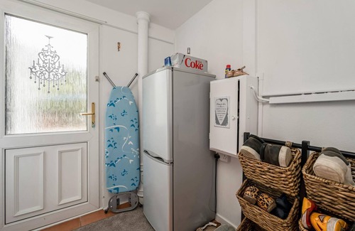 Cumbernauld Cottage | Centrally Situated 1 Bedroom House in Cumbernauld
