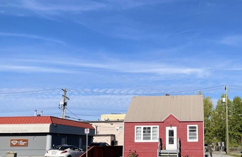 Yellowknife House | Centrally situated in the heart of downtown city