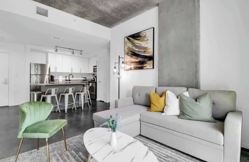 Evans Churchill Apartment | Centric 2BR In HEART of DTPHX Free Garage Parking
