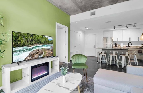 Evans Churchill Apartment | Centric 2BR In HEART of DTPHX Free Garage Parking