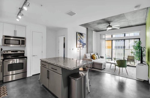Evans Churchill Apartment | Centric 2BR In HEART of DTPHX Free Garage Parking