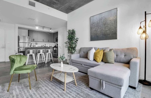 Evans Churchill Apartment | Centric 2BR In HEART of DTPHX Free Garage Parking