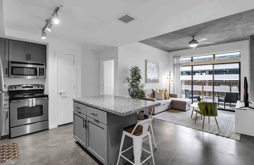 Evans Churchill Apartment | Centric 2BR In HEART of DTPHX Free Garage Parking