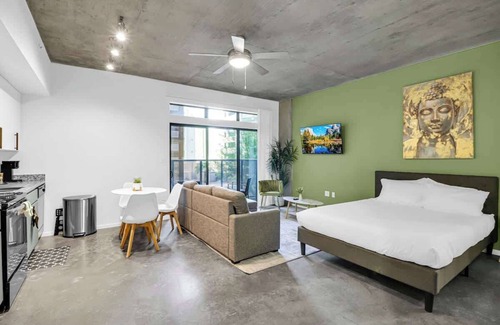 Evans Churchill Apartment | Centric Studio In HEART of DTPHX Free Parking+Pool