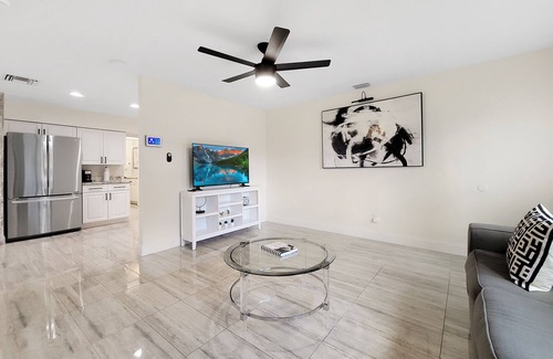 Bay Crest Park House | Centric Vacation Home with Detached Guest Suite