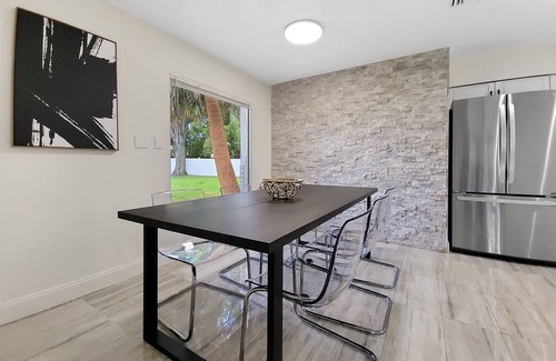 Bay Crest Park House | Centric Vacation Home with Detached Guest Suite