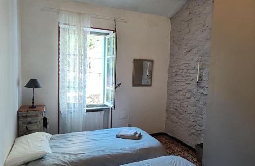 Roquebrun House | Ceps Cottage sleeps 6 with free wifi near the river