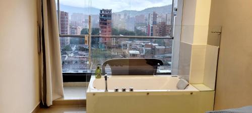 Belen Apartment | Cerca al barrio Laureles con jacuzzi privado