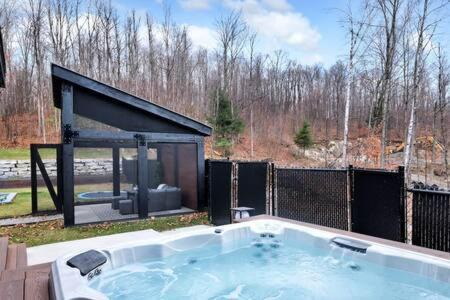 Les Collines-de-l'Outaouais Regional County Municipality Villa | Château Céleste - Villa with pool, hot tub, fire pit