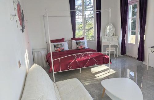 Varennes-Vauzelles Hotel | Château de la Rocherie