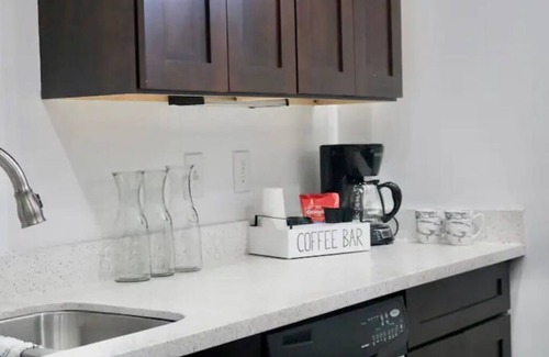 Central Business District Condo | Château de Mardi Unique Downtown Oasis Parking