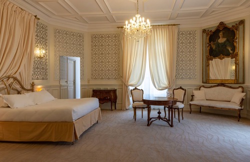 Vouille Hotel | Château de Périgny, The Originals Relais