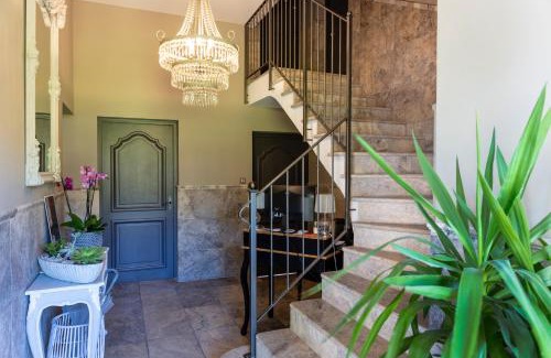 Carpentras House | Château des Cinq Cantons