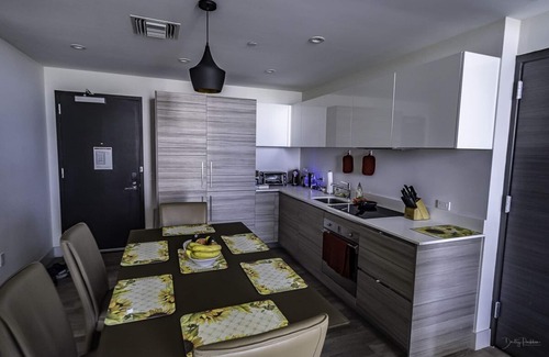 Hollywood Condo | CH 2 bedroom 2 bathrooms sleeps 6. Steps from the beach, rooftop pool, bar, gym