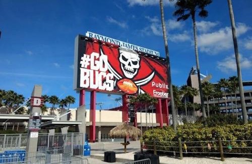Tampa Apartment | CH · Amazing House with 3/2 relax Near Raymond Stadium