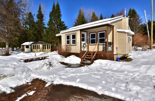 Sainte-Lucie-des-Laurentides House | Chalet La Terre - Spa et Plage de Sable Devant le Chalet Avec Embarcations