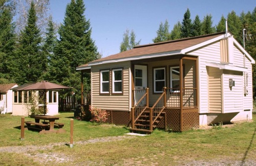 Sainte-Lucie-des-Laurentides House | Chalet La Terre - Spa et Plage de Sable Devant le Chalet Avec Embarcations