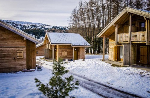 Saint-Etienne-en-Devoluy Ski Chalet | Chalet, 300m from ski slopes, fitness, swimming pool, terrace, parking, tv, ski locker, 56m²