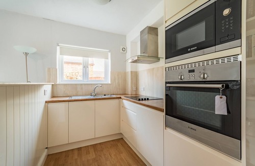 Evesham Cottage | CHADBURY HOUSE ANNEXE, pet friendly, with a garden in Evesham