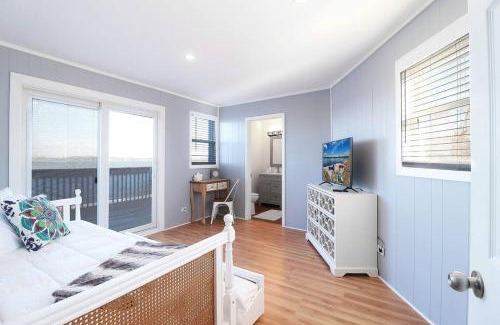 Ingleside Apartment | Chain O' Lakes Beach Penthouse with Lake Access