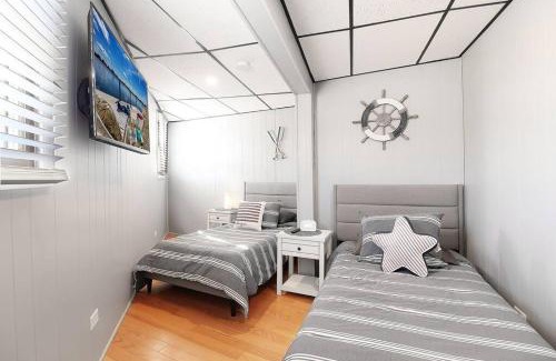 Ingleside Apartment | Chain O' Lakes Beach Penthouse with Lake Access