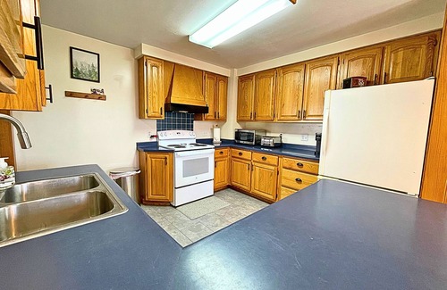 Phillips House | Chain of Lakes Lodge, 4bd with access to 4 Lakes!