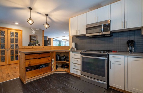 Matawinie Regional County Municipality Ski Chalet | Chalet Synergie|Hot Tub | River & Kayaks |Sleeps 8
