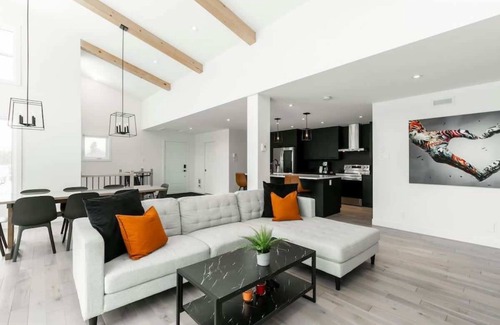 Mansonville Ski Chalet | Chalet à Léo- Spacious & elegant, view of Jay Peak