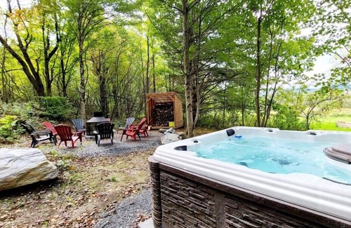 Mansonville Ski Chalet | Chalet à Léo- Spacious & elegant, view of Jay Peak