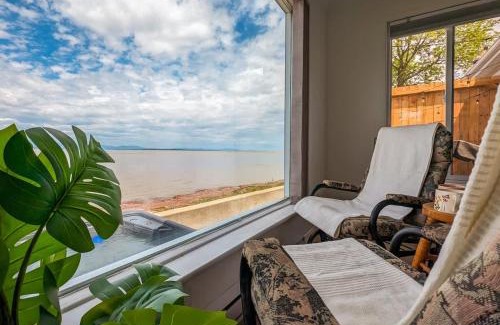 Cap-Saint-Ignace Ski Chalet | Chalet #11 Waterfront with Spa Fireplace Wifi & AC