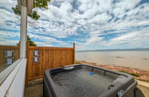 Cap-Saint-Ignace Ski Chalet | Chalet #11 Waterfront with Spa Fireplace Wifi & AC
