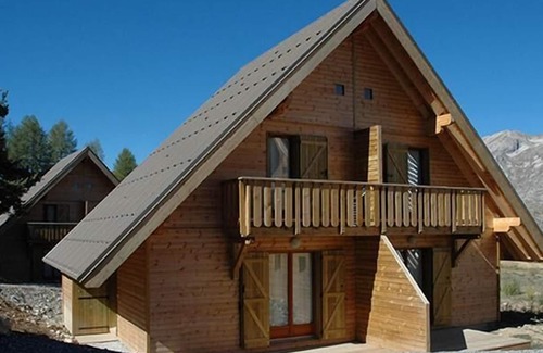 La Joue du Loup Ski Chalet | Chalet, 150m from resort center, view mountain, fitness, swimming pool, terrace, parking, tv